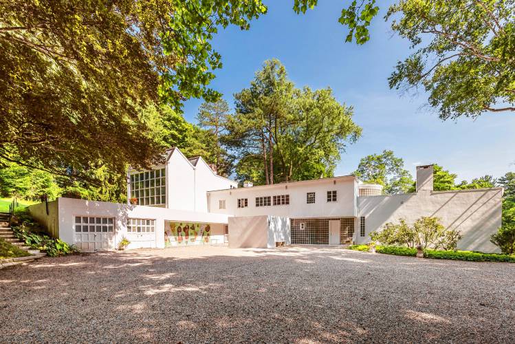 The house, built in 1941, was designed to be harmonious with the both environment and the studio. There is a formidable use of glass and glass blocks in the building.