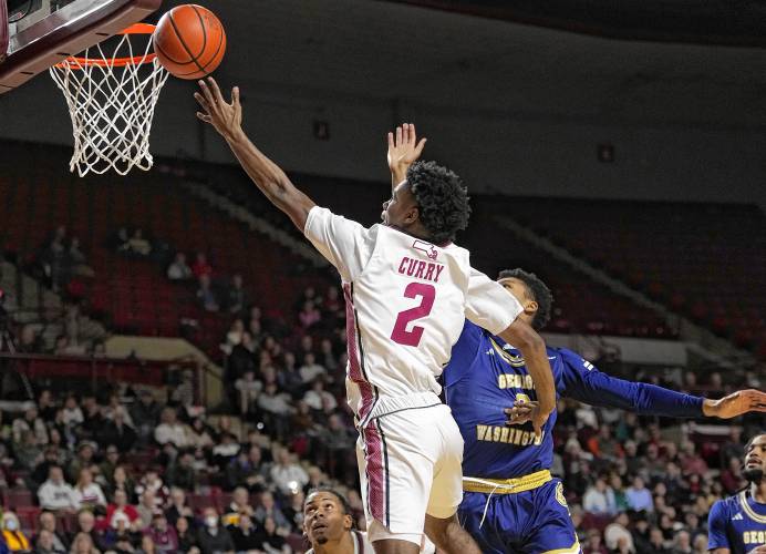 UMass’ Jaylen Curry goes to the basket against George Washington on Saturday.