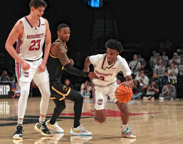 UMass’ Jaylen Curry (2) tries to drive to the basket under pressure from VCU during the Minutemen’s Atlantic 10 Conference quarterfinal game on Thursday at Barclays Center in Brooklyn, N.Y.