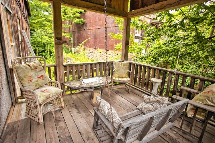 Having purchased a former industrial site, Jon Lagrèze rehabbed a former apple cider vinegar testing lab into a charming veranda where his partner Judith Roberts practices yoga, and the couple entertains friends and family. They consider Foundry Brook, which flows next to their home, an essential element and strong presence in their lives.