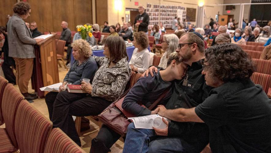 Sari Fein reads names of those who died in the Oct. 7, 2023 Hamas attack against Israel at a commemoration Monday at Congregation B’nai Israel in Northampton, as Henia Lewin, Leah Finch, Alex Carter-Ray, Emil Ray and Ronny Almog listen.