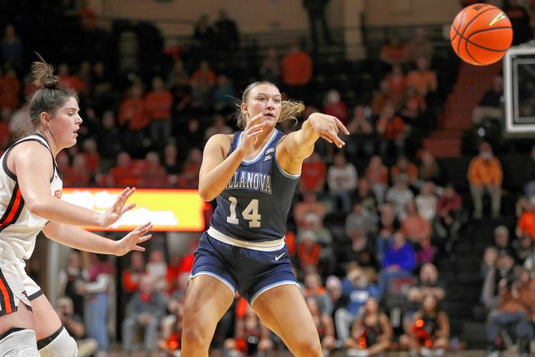 Former Villanova forward Megan Olbrys (14) passes against Oregon State last season in Corvallis, Ore. Olbrys is now at UMass, and the Minutewomen open the season at Harvard on Monday night.