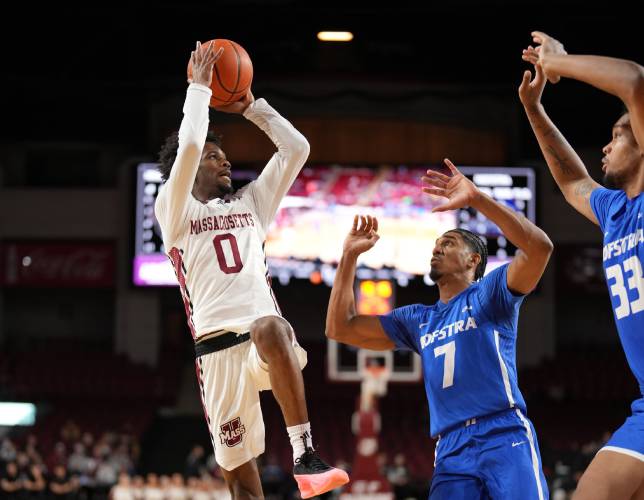 UMass’ Jaylen Curry (0) goes to the basket against Hofstra during the Minutemen’s 75-71 overtime loss on Saturday night at the Mullins Center.